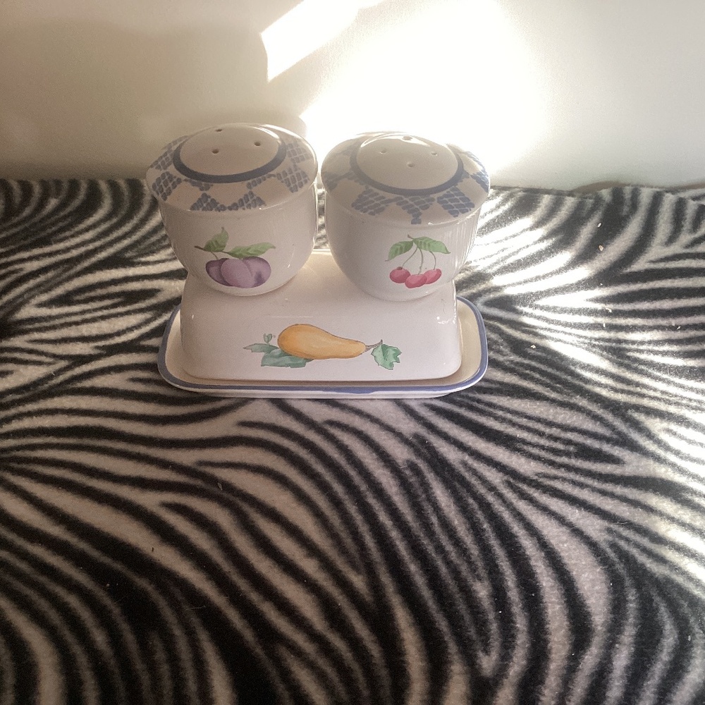 Pfaltzgraff‎ 1/4 Pound Butter Dish plus SALT and PEPPER set